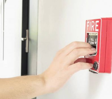 Jak skutecznie zabezpieczyć miejsce pracy przed zagrożeniem pożarowym?