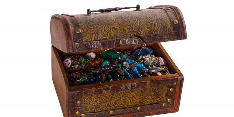 Drewniana szkatułka na biżuterię – elegancki sposób na utrzymywanie porządku.