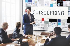 Jakie korzyści wiążą się z korzystania outsourcingu IT
