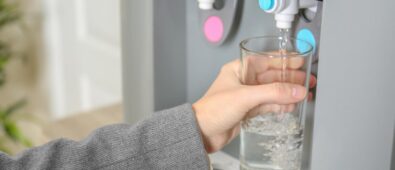 Dystrybutor na wodę gazowaną – dlaczego warto mieć to urządzenie?