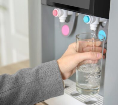 Dystrybutor na wodę gazowaną – dlaczego warto mieć to urządzenie?