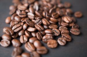Kawa bezkofeinowa: Jak usuwana jest kofeina i czy wpływa to na smak?