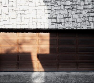 Jak wybrać idealną drewnianą bramę garażową do Twojego domu?