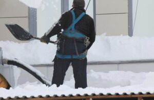 Profesjonalne odśnieżanie dachów – dlaczego warto?