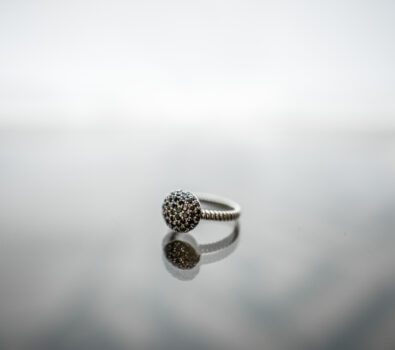 Biżuteria srebrna – dlaczego warto mieć ją w swojej kolekcji?