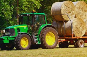 Opony do traktorów – jak wybrać ogumienie, które zapewni stabilność pracy w każdych warunkach